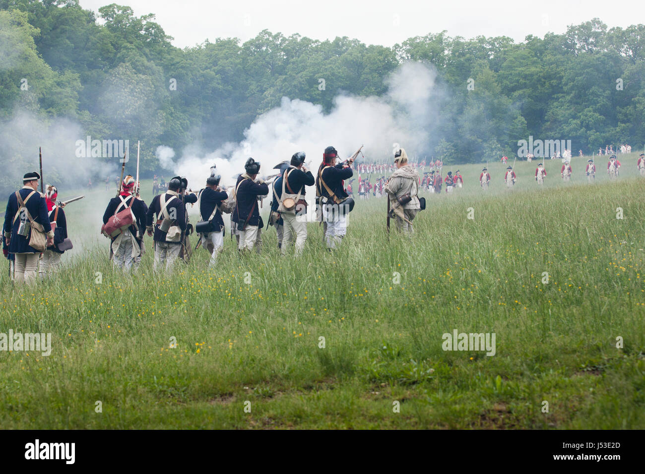 Linea di cottura di soldati americani nella guerra rivoluzionaria americana rievocazione storica a Mount Vernon - Virginia STATI UNITI D'AMERICA Foto Stock