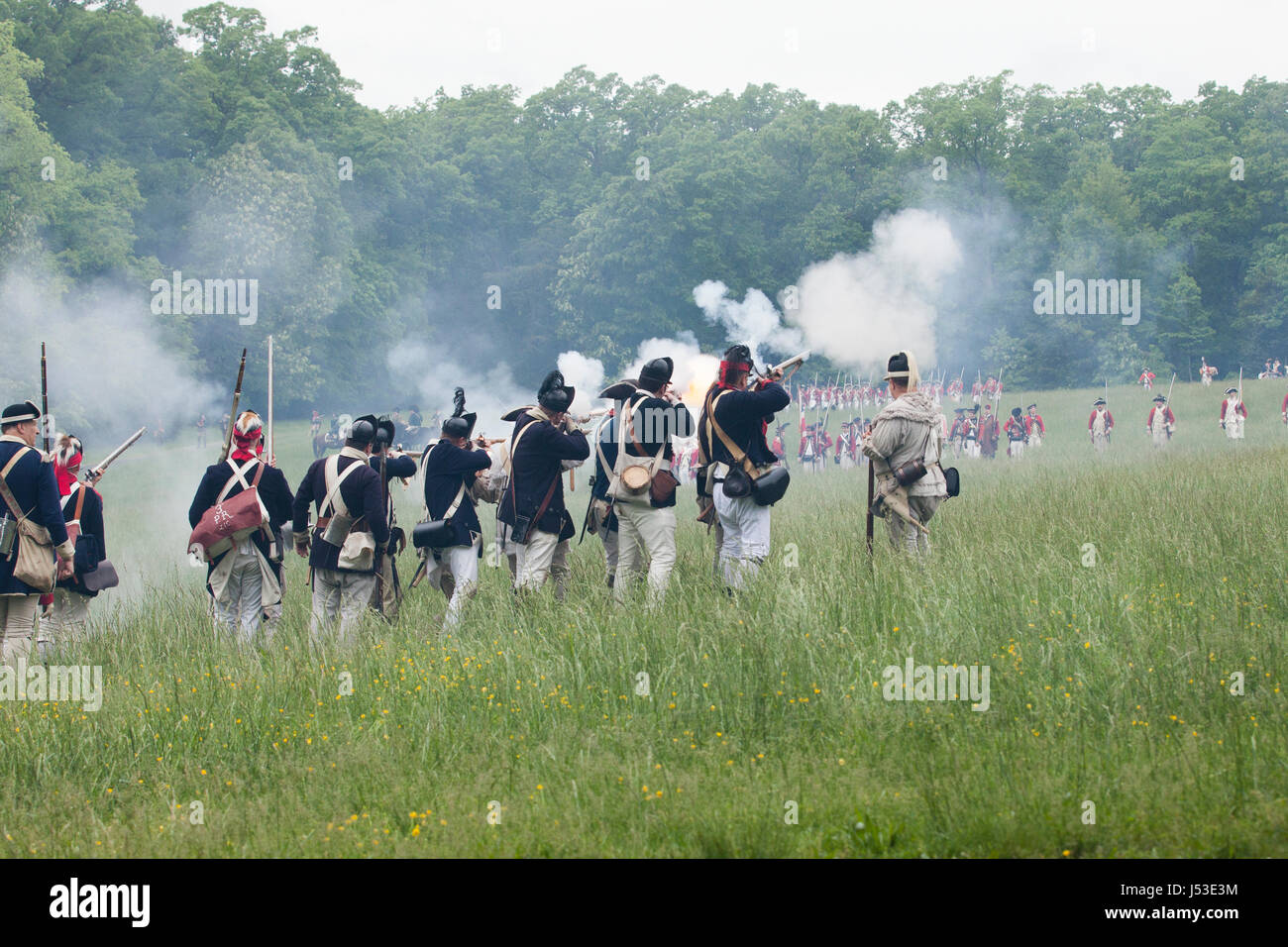 Linea di cottura di soldati americani nella guerra rivoluzionaria americana rievocazione storica a Mount Vernon - Virginia STATI UNITI D'AMERICA Foto Stock