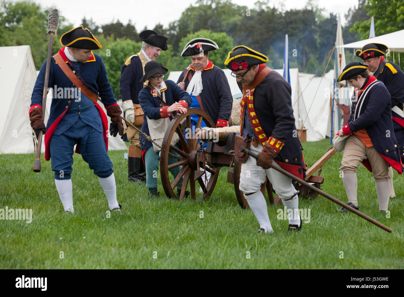 American cannon equipaggio di artiglieria nella guerra rivoluzionaria americana rievocazione storica a Mount Vernon - Virginia STATI UNITI D'AMERICA Foto Stock