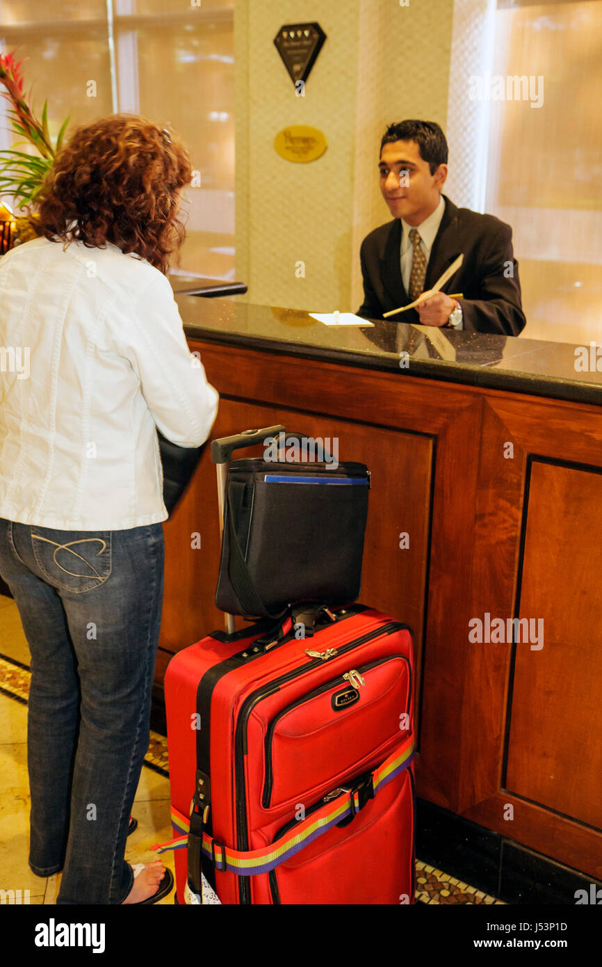 Little Rock Arkansas, The Peabody Little Rock, hotel, hall, uomo asiatico maschile, donna femminile donne, ospite, bagaglio, valigia, bagaglio, reception check in rece Foto Stock