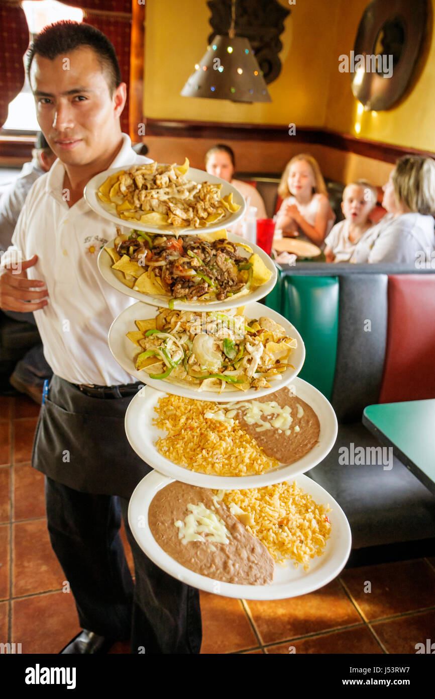 Pocahontas Arkansas, El Acapulco autentica cucina messicana, ristorante, piatti di bilanciamento del cameriere ispanico, fagioli fritti riso manzo pollo fajitas uomo maschio Foto Stock