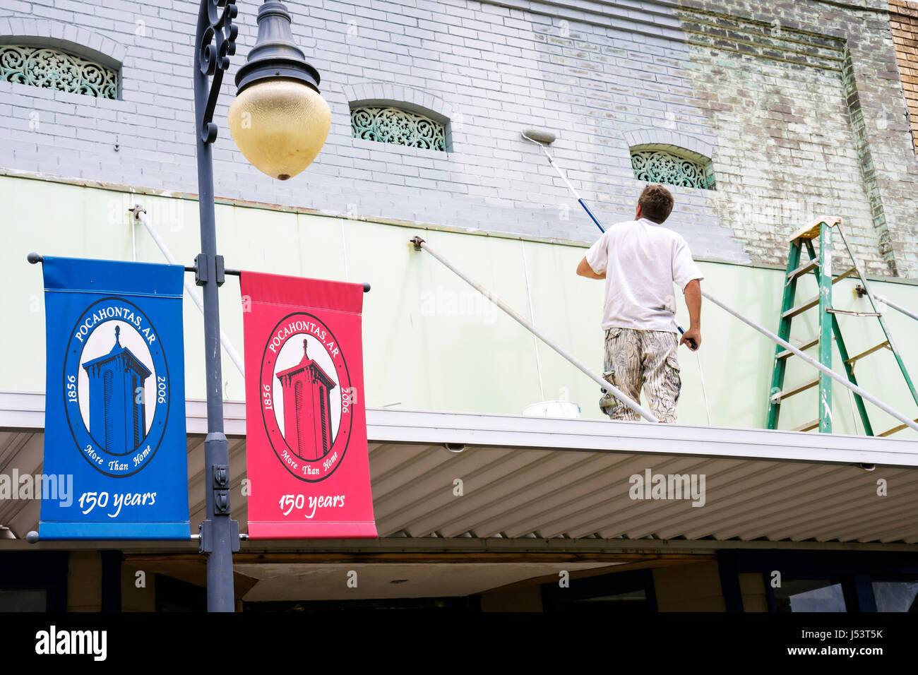 Arkansas Randolph County, Pocahontas, Old Historic Courthouse Square, restauro, uomo uomini maschio, edificio storico, pittore, rullo, lavoro, lavoro, dipendente wor Foto Stock