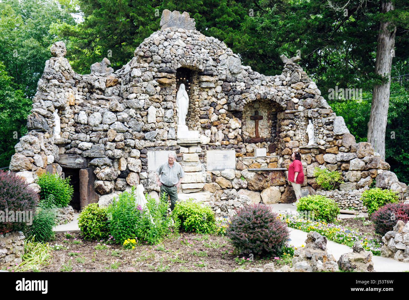 Arkansas Randolph County, Pocahontas, St Chiesa cattolica di Paolo,grotta,uomo uomo maschio,donna donna donna donna donna,religione,Vergine Maria,Mariano,altare,statua,roccia,ic Foto Stock