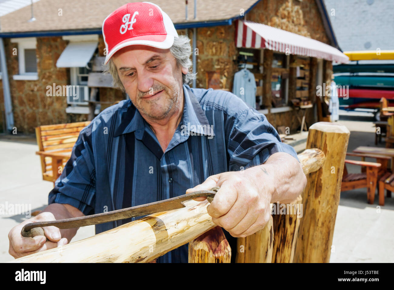 Arkansas Ozark Mountains,Hardy,Main Street,The Indian Man,headboard letto di tronchi,legno,mobili rustici,uomo uomini maschio,artigiano,carpentiere,design,casa d Foto Stock