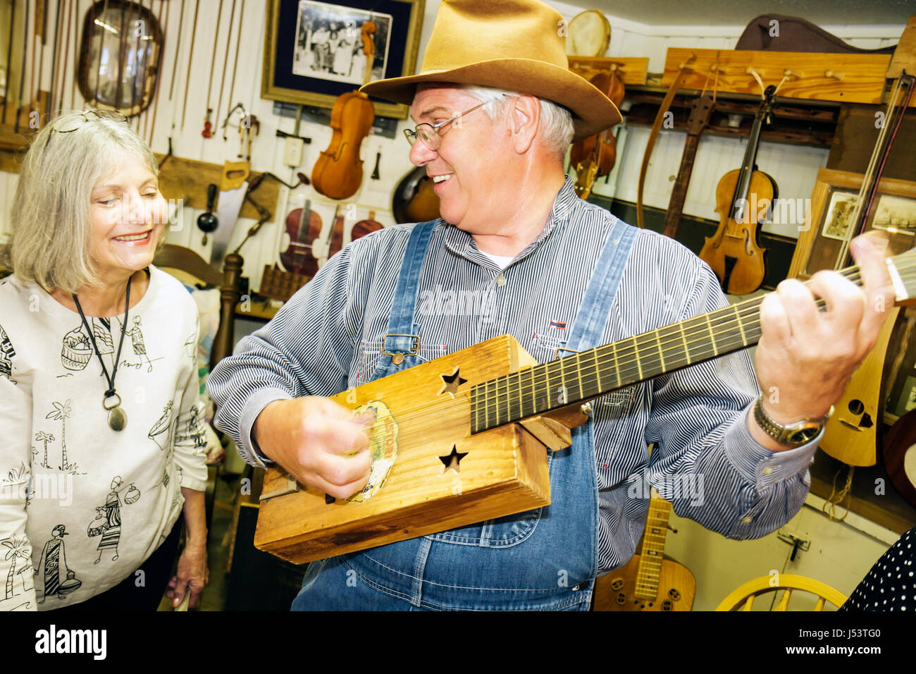 Arkansas Ozark Mountains, Stone County, Mountain View, Ozark Folk Center state Park, negozio di strumenti per la musica, adulti uomo uomini maschio, donna donne fem Foto Stock