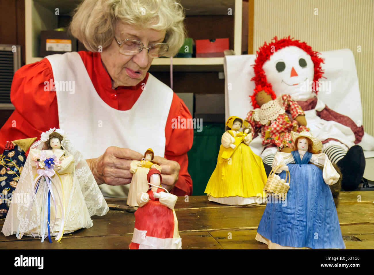 Arkansas Ozark Mountains, Stone County, Mountain View, Ozark Folk Center state Park, negozio di doll maker, bambola maker, adulti donna donna donna donna donna donna donna donna donna donna donna donna donna donna, senio Foto Stock