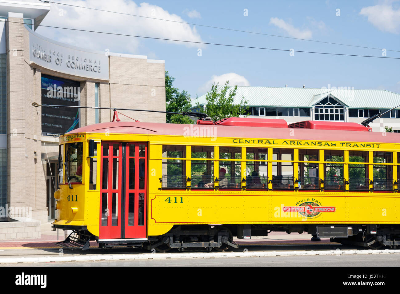 Little Rock Arkansas, Markham Street, tram elettrico River Rail, tram, replica, sistema ferroviario leggero, rosso centro, giallo, vista laterale, camera di commercio, Foto Stock