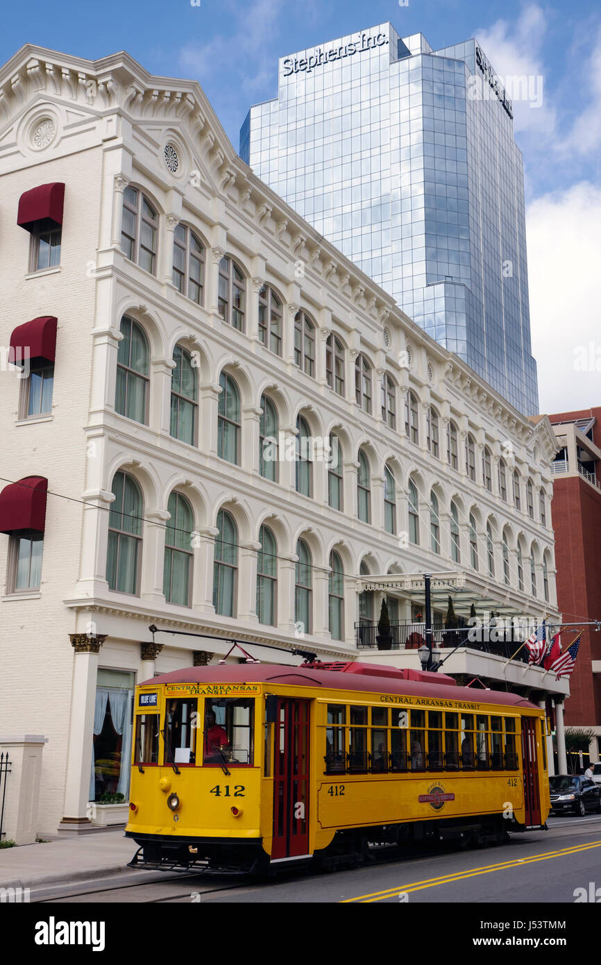 Little Rock Arkansas, Markham Street, River Rail Electric Streetcar, la capitale, hotel, tram, replica, sistema ferroviario leggero, centro rosso, giallo, storico caldo Foto Stock