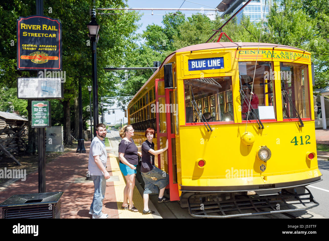 Little Rock Arkansas, 2nd Street, River Rail Electric Streetcar, uomo uomini maschio, donna donna donne, adolescenti adolescenti adolescenti studenti si fermano, cinghiale Foto Stock