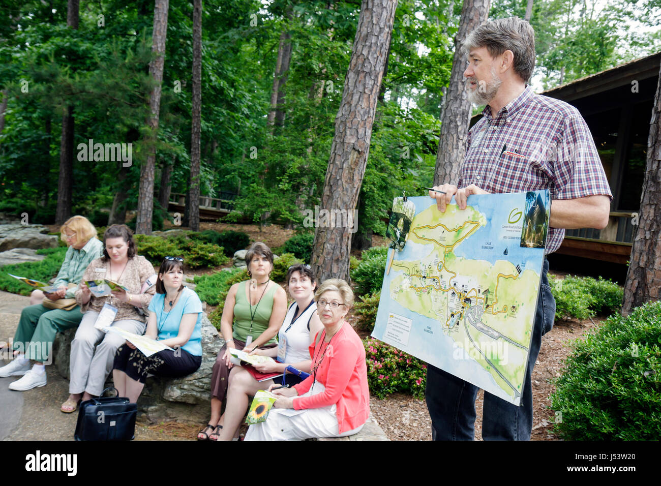 Arkansas Hot Springs, Garvan Woodland Gardens, guida turistica, uomo uomini maschio, donna donne donne, gruppo, natura, botanica, flora, pianta, foresta, albero, panoramica, paesaggio, t Foto Stock