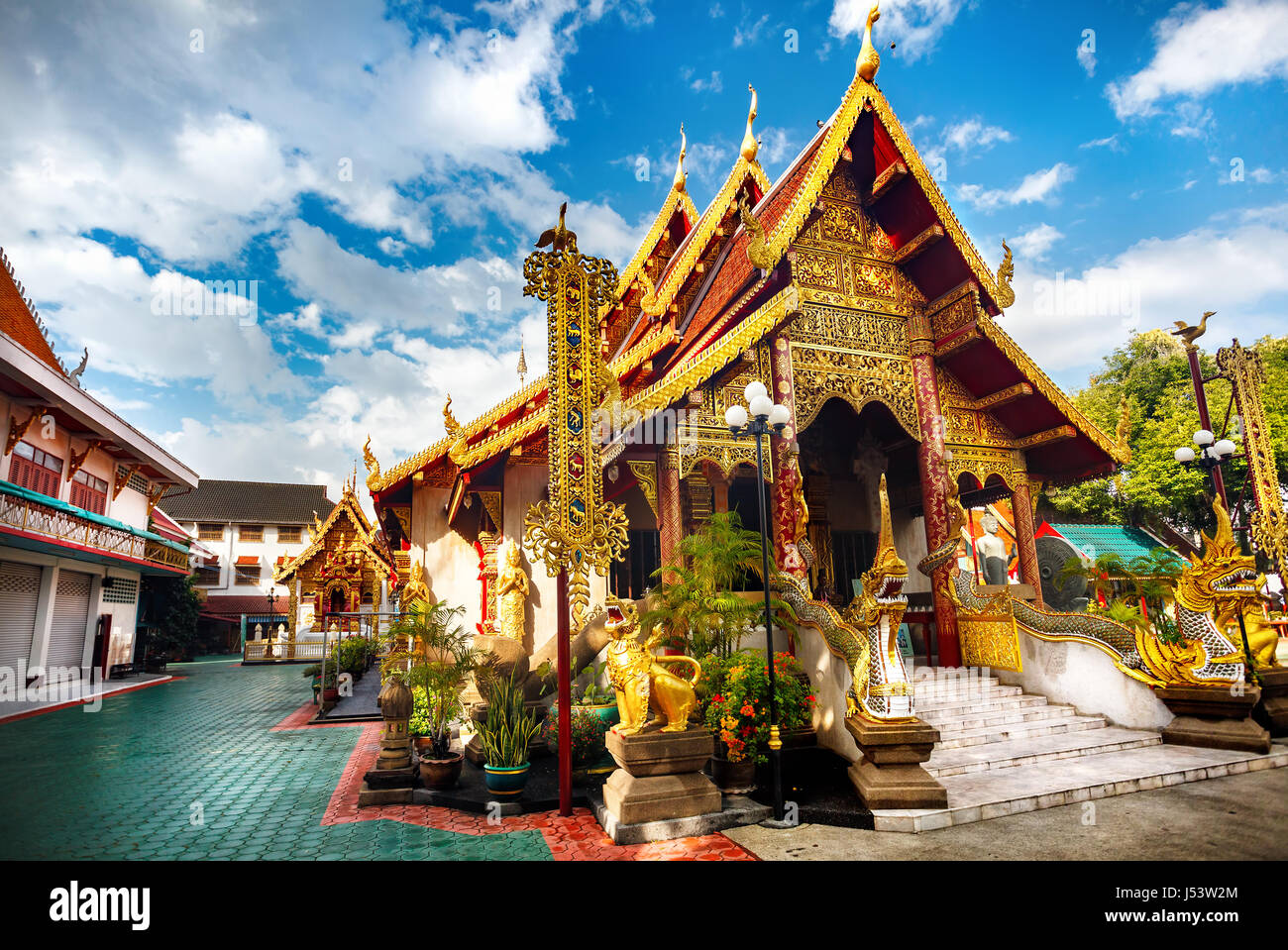 La pagoda dorata con dragon nel monastero buddista di Chiang Rai, Thailandia Foto Stock