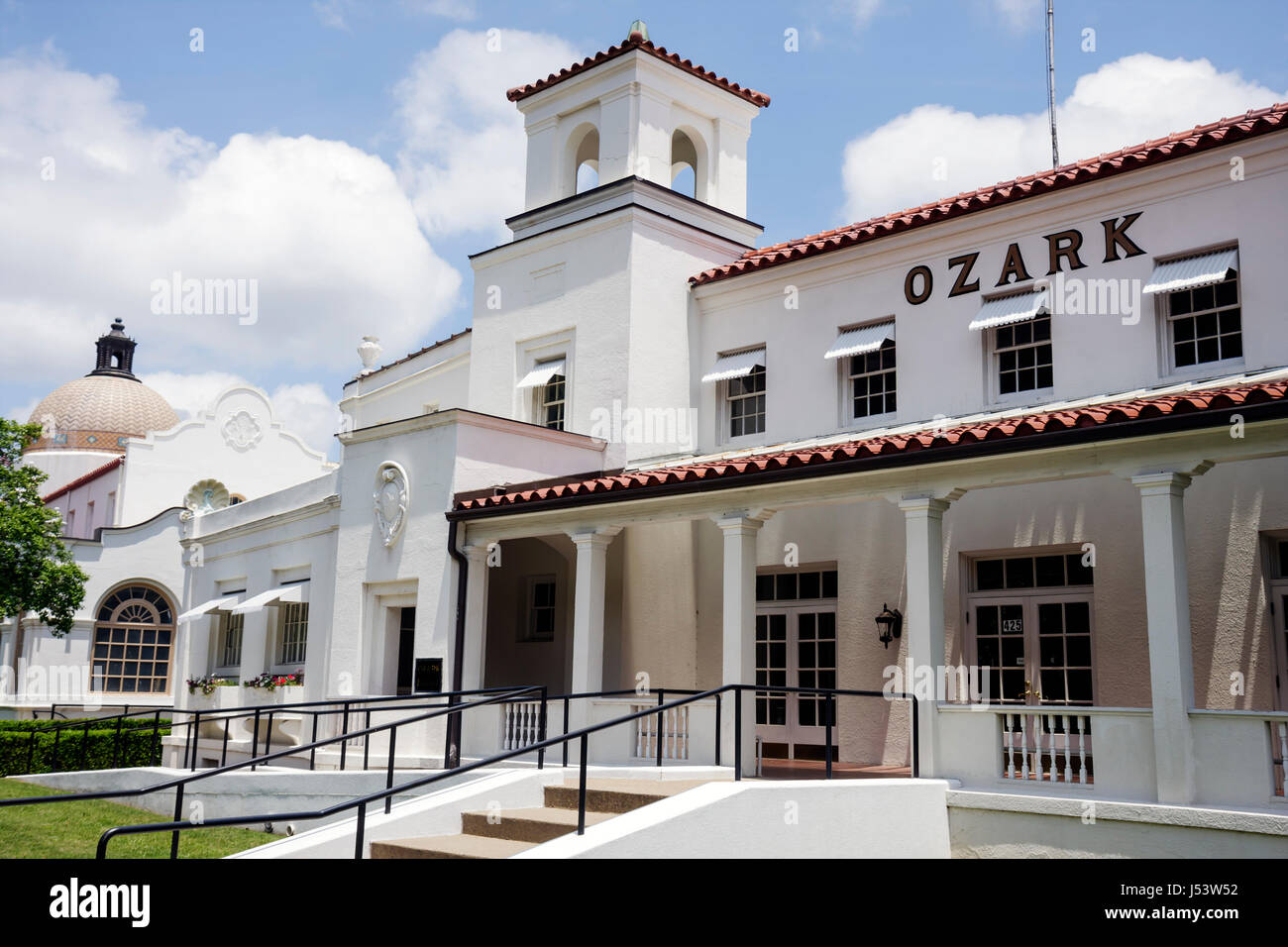 Arkansas Hot Springs, Hot Springs National Park, Central Avenue, Bathhouse Row, Ozark Bath House, case, bianco, edificio a due piani, Spanish Colonial Revival Foto Stock