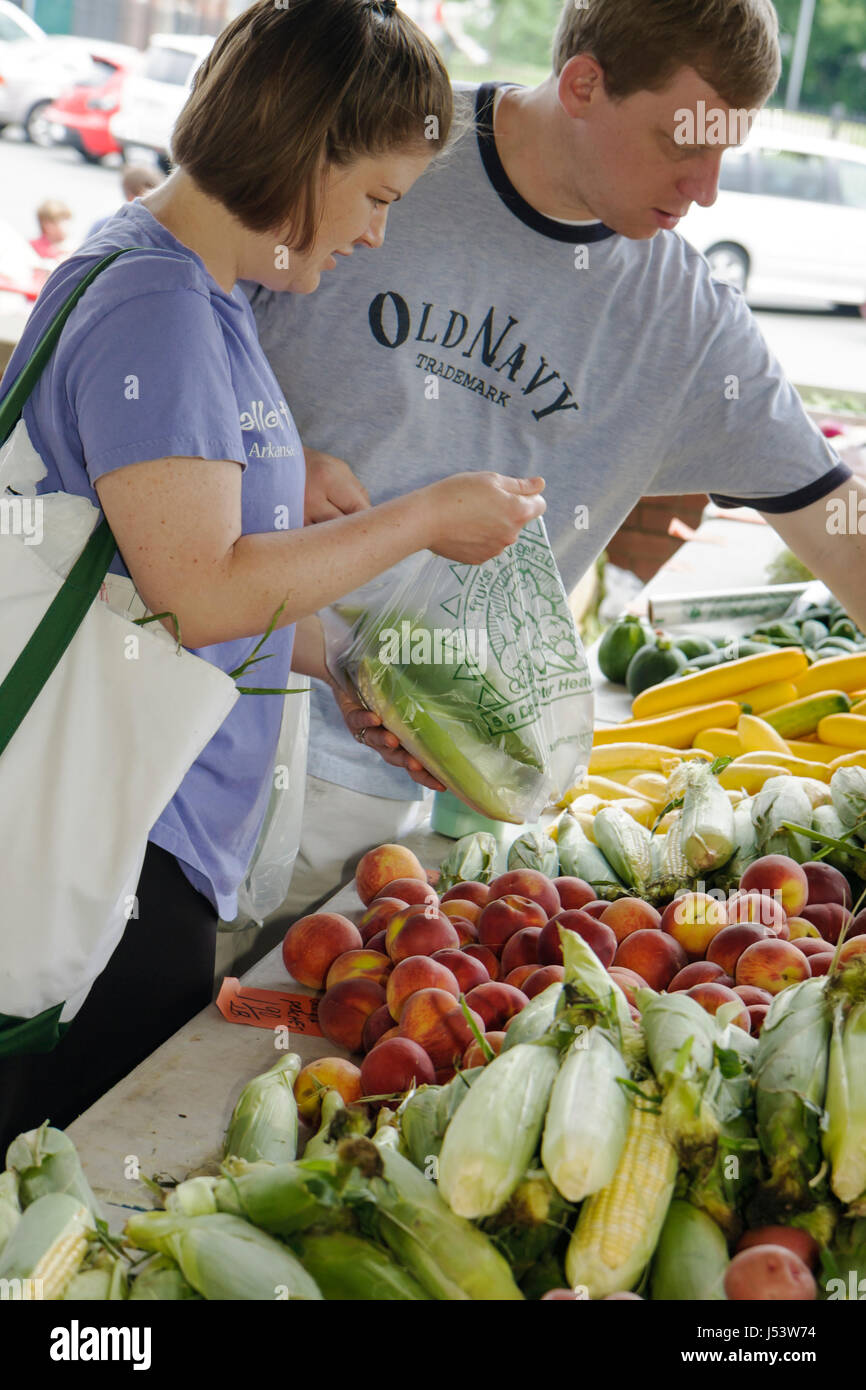 Little Rock Arkansas, River Water Market, mercato degli agricoltori, contadini, agricoltori', prodotti coltivati localmente, acquirenti, venditori, adulti uomo uomo uomini maschio, donna donne fe Foto Stock