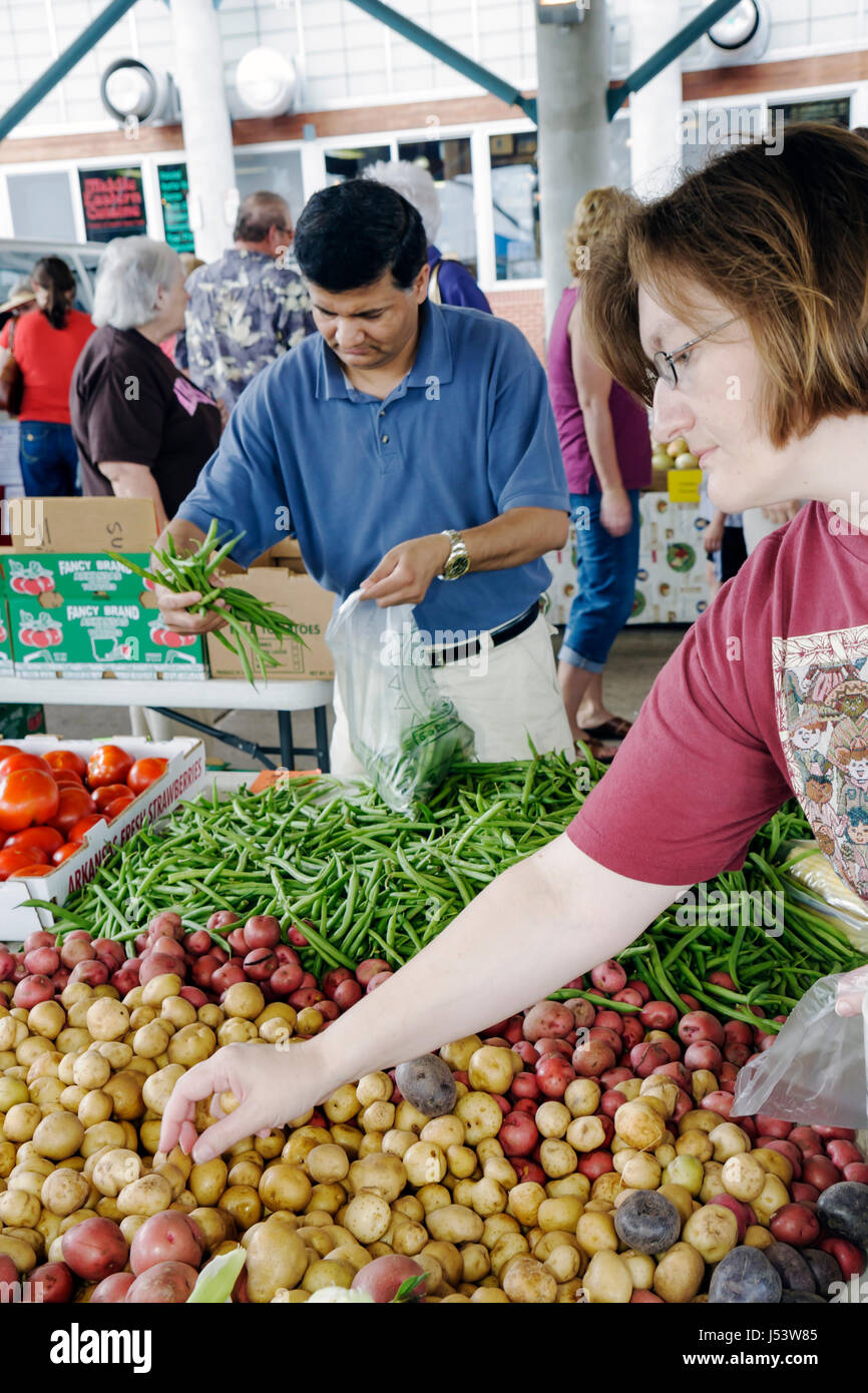 Little Rock Arkansas, River Market, mercato degli agricoltori, acquirenti, prodotti coltivati localmente, donne donne donna, uomini asiatici maschio, patate, fagioli verdi, agricoltura, cibo, Foto Stock
