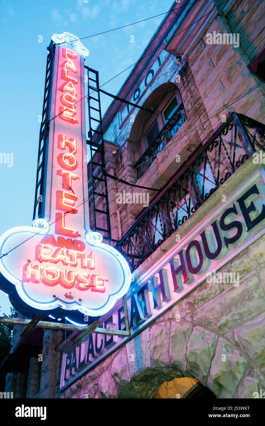 Eureka Springs Arkansas, Ozark Mountains, Palace Hotel & Bath house, case, costruito 1901, cartello al neon, ingresso, fronte, tramonto, sera, sera sera, AR080608036 Foto Stock