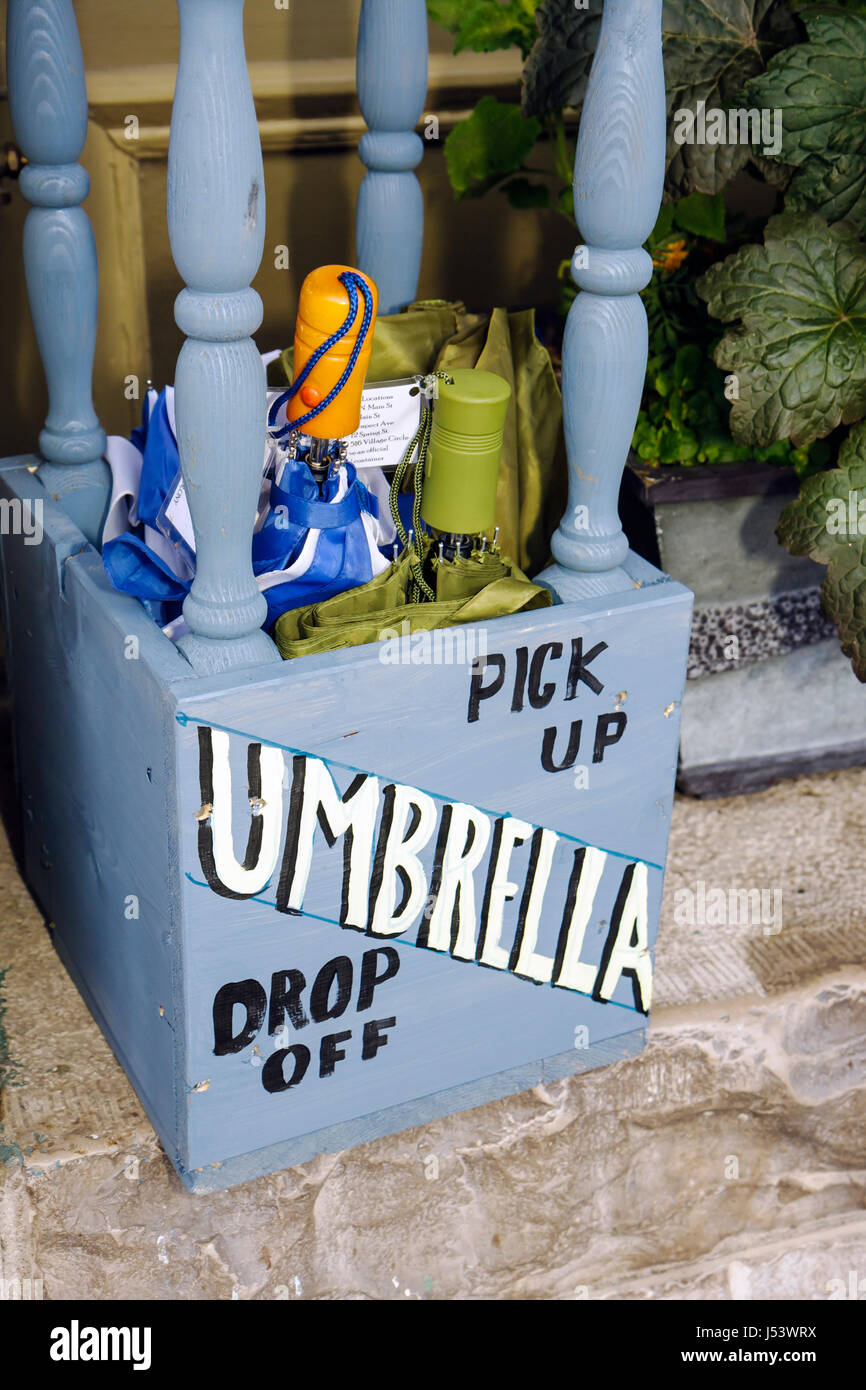 Eureka Springs Arkansas, Ozark Mountains, ombrello gratuito, strada della città, rientro, pick up, servizio, convenienza, fiducia, condividere, sistema d'onore, AR080609048 Foto Stock