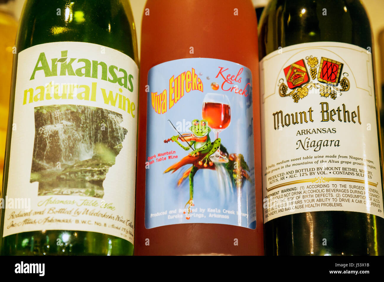 Eureka Springs Arkansas, Ozark Mountains, Keels Creek Winery & Art Gallery, bottiglie di vino, etichette, locale, naturale, AR080610070 Foto Stock