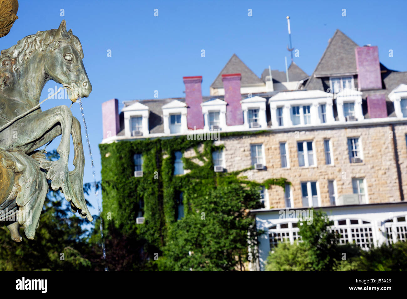Eureka Springs Arkansas, Ozark Mountains, 1886 Crescent Hotel & Spa, alloggio, cavallo, fontana dettaglio, calcare, infestato, fantasma, AR080610083 Foto Stock