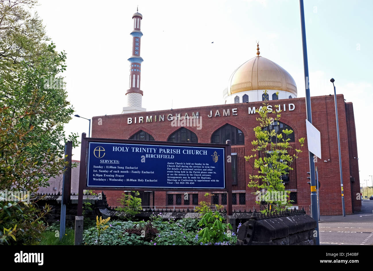 Il Birmingham Jame Masjid moschea accanto alla Santissima Trinità chiesa parrocchiale di Birchfield in Aston area della città Midlands UK Fotografia prendere Foto Stock