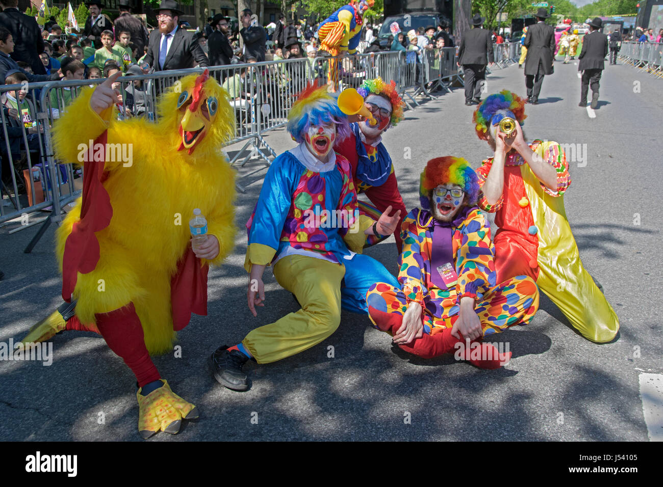 5.14.2017 Un gruppo di colorfully vestito clown a hte Lag B'Omer Parade di Crown Heights, Brooklyn, New York City. Foto Stock