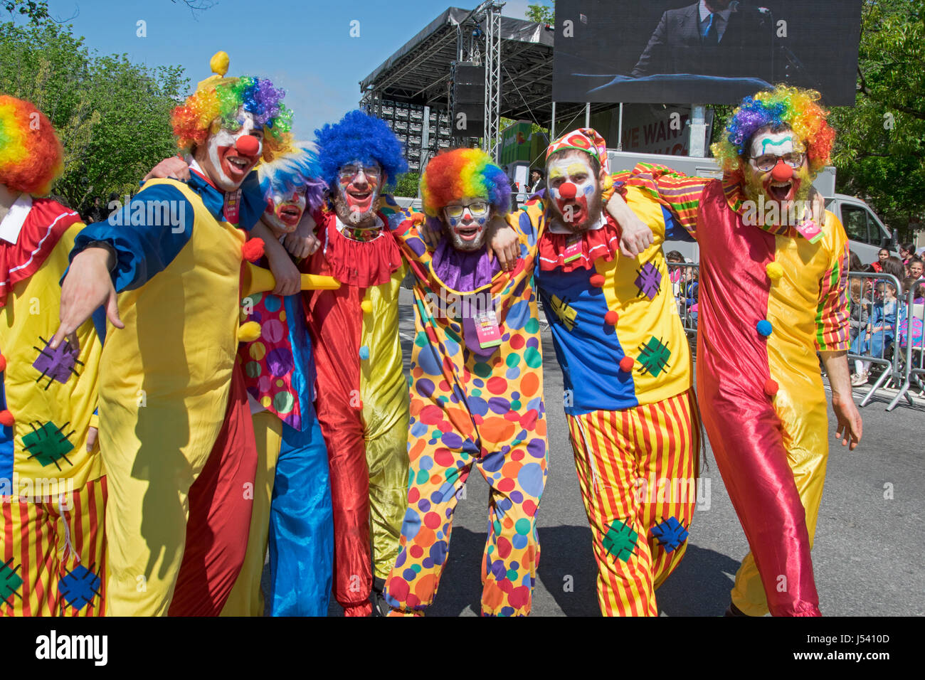 5.14.2017 Un gruppo di colorfully vestito clown presso il Lag B'Omer Parade di Crown Heights, Brooklyn, New York City. Foto Stock