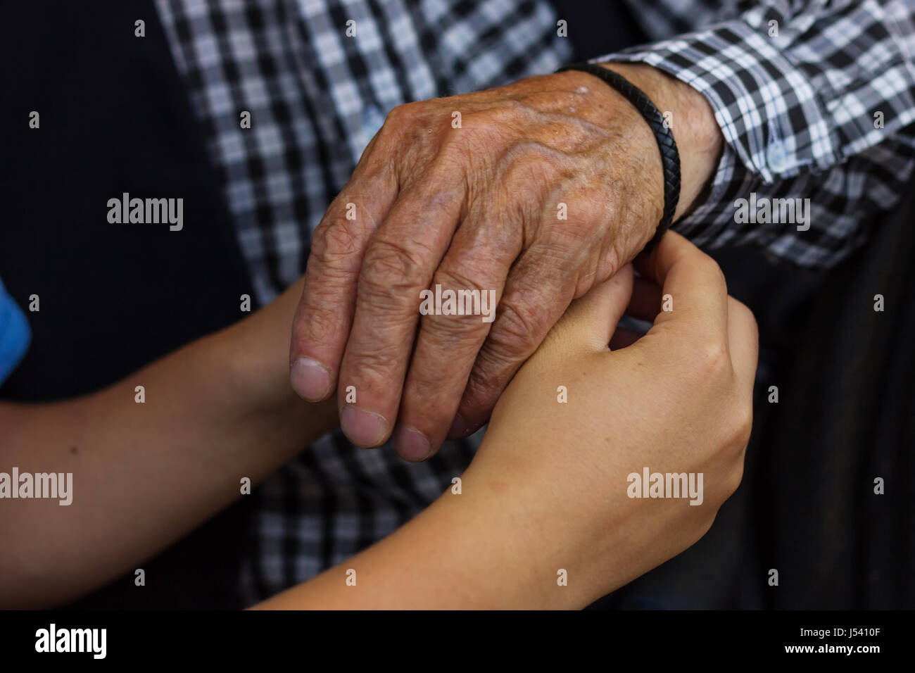 Nipote filo fino la banda di amicizia al nonno la mano Foto Stock