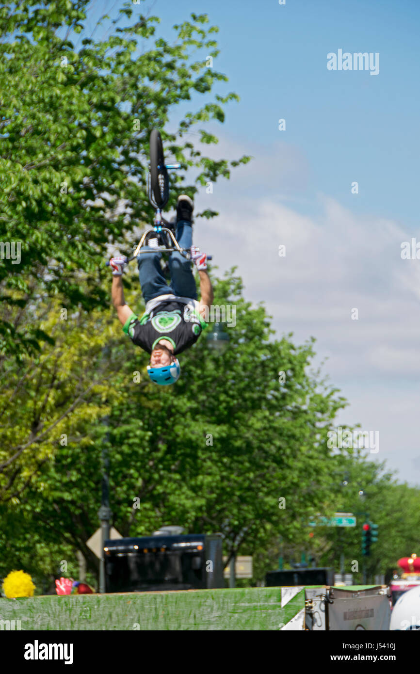 5.14.2017 Stunt ciclisti di eseguire trucchi al Lubavitch Lag B'Omer parade sulla Eastern Parkway in Crown Heights, Brooklyn, New York City Foto Stock