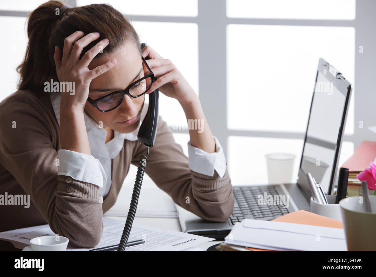 Lavoro duro donna con dei file di Office Foto Stock