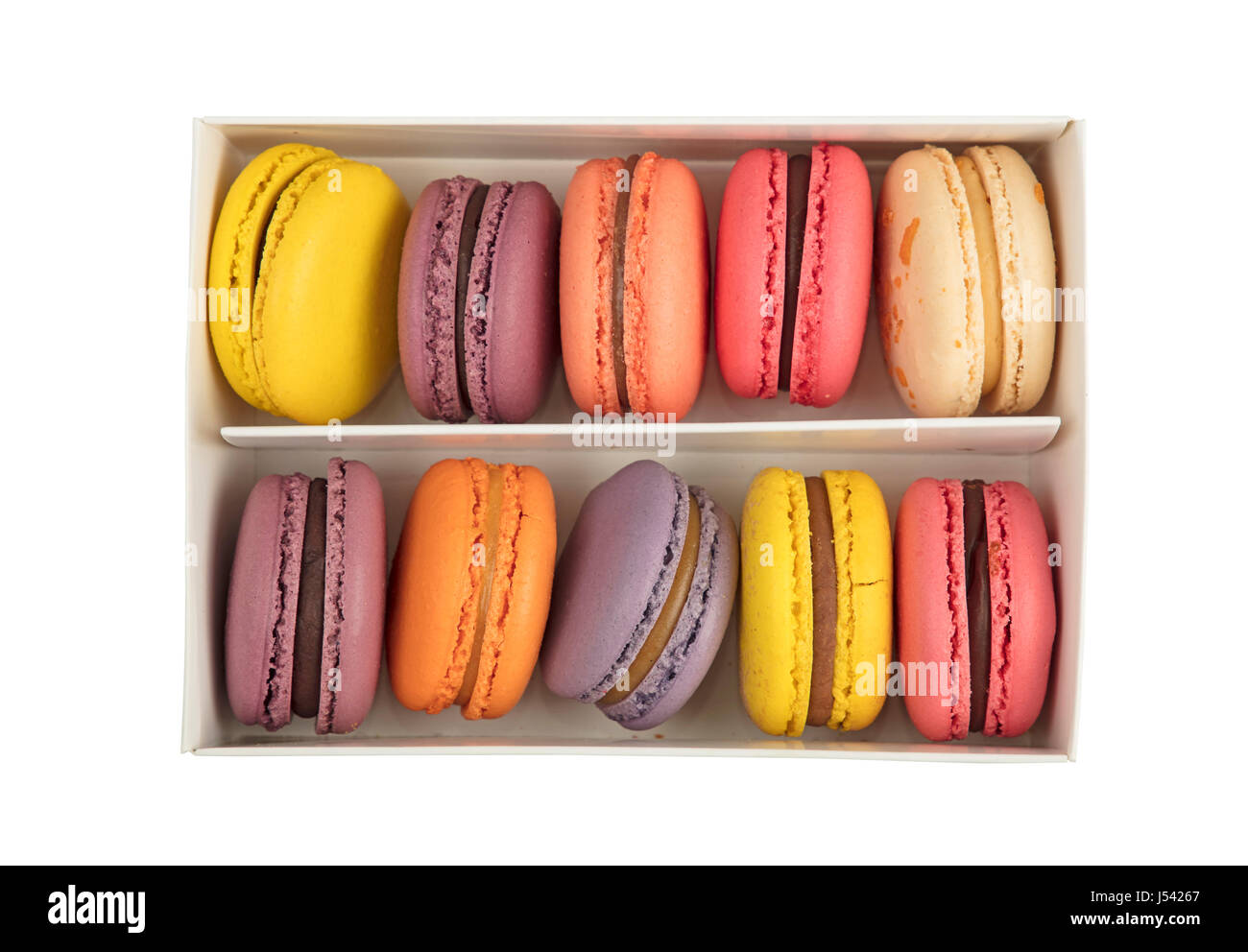 Scatola di fresco Francese colorati amaretto biscotti della pasticceria ( macarons, maccheroni) isolato su sfondo bianco, close up, elevati vista  dall'alto, direttamente al di sopra di Foto stock - Alamy