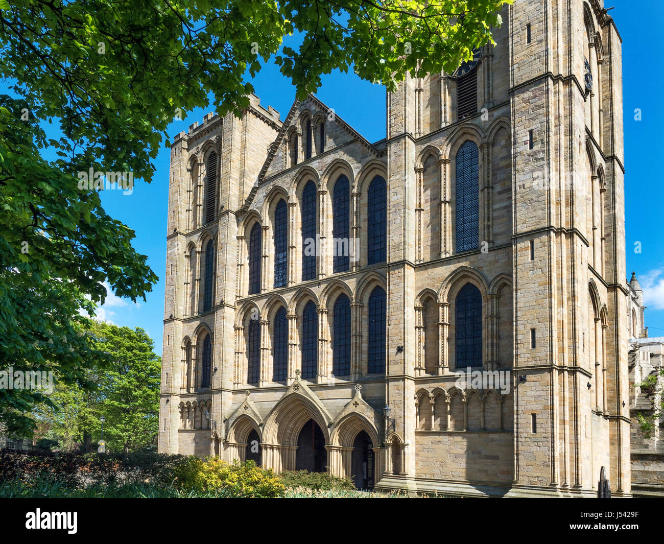 Il fronte ovest della cattedrale di Ripon in primavera Ripon North Yorkshire, Inghilterra Foto Stock