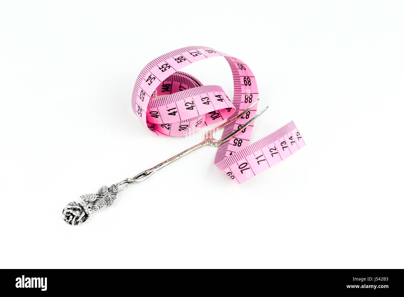Argento forcella pasticceria rosa con nastro di misurazione. Concetto di dieta. Foto Stock