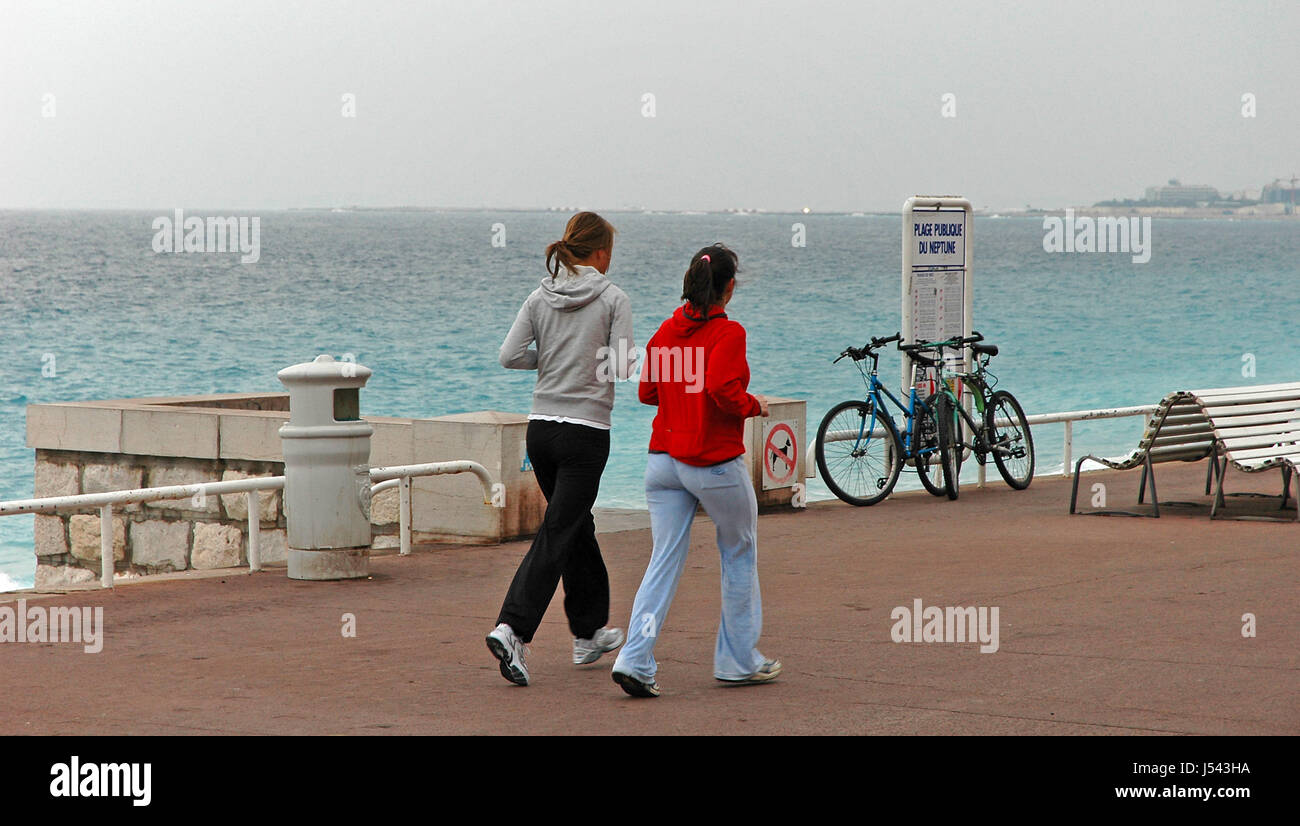 Donna Donne jogging nice promenade sport sport correre in esecuzione viene eseguito per bici Foto Stock