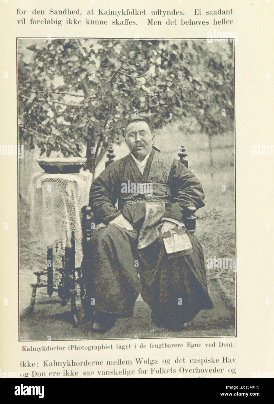"Gjennem Stepperne og blandt Kalmukkerne tilhest og med Trespand" è un'opera che si traduce in "attraverso le steppe e tra i calmucchi a cavallo e con un carro". Probabilmente esplora i paesaggi e lo stile di vita nomade del popolo calmucco, un gruppo originario delle steppe della Russia, raffigurato attraverso illustrazioni e studi. Foto Stock