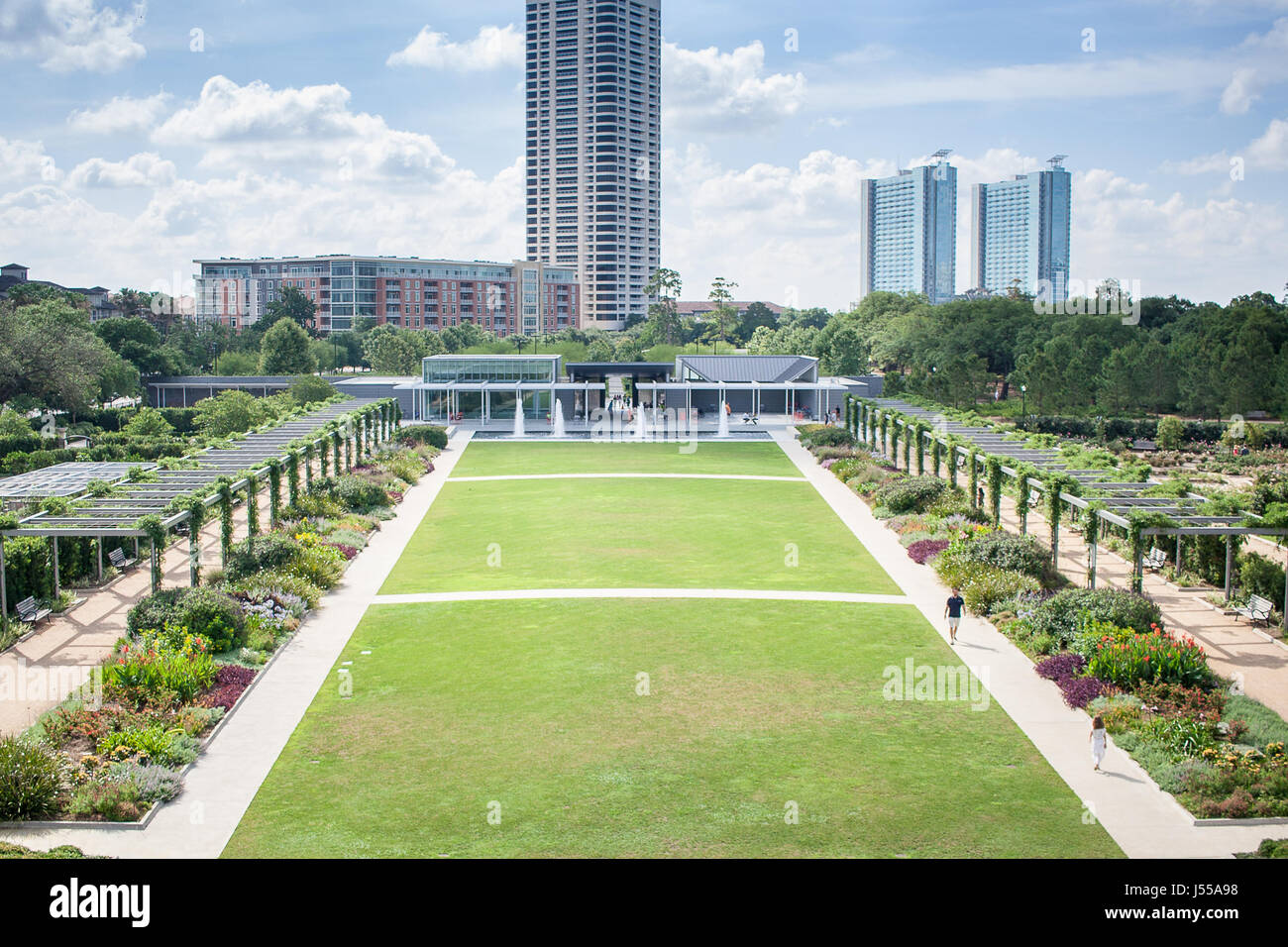 Maggio 2017, Houston, Texas: una vista del Cherie Flores padiglione del giardino dal supporto a McGovern Centennial Gardens di Hermann Park Foto Stock