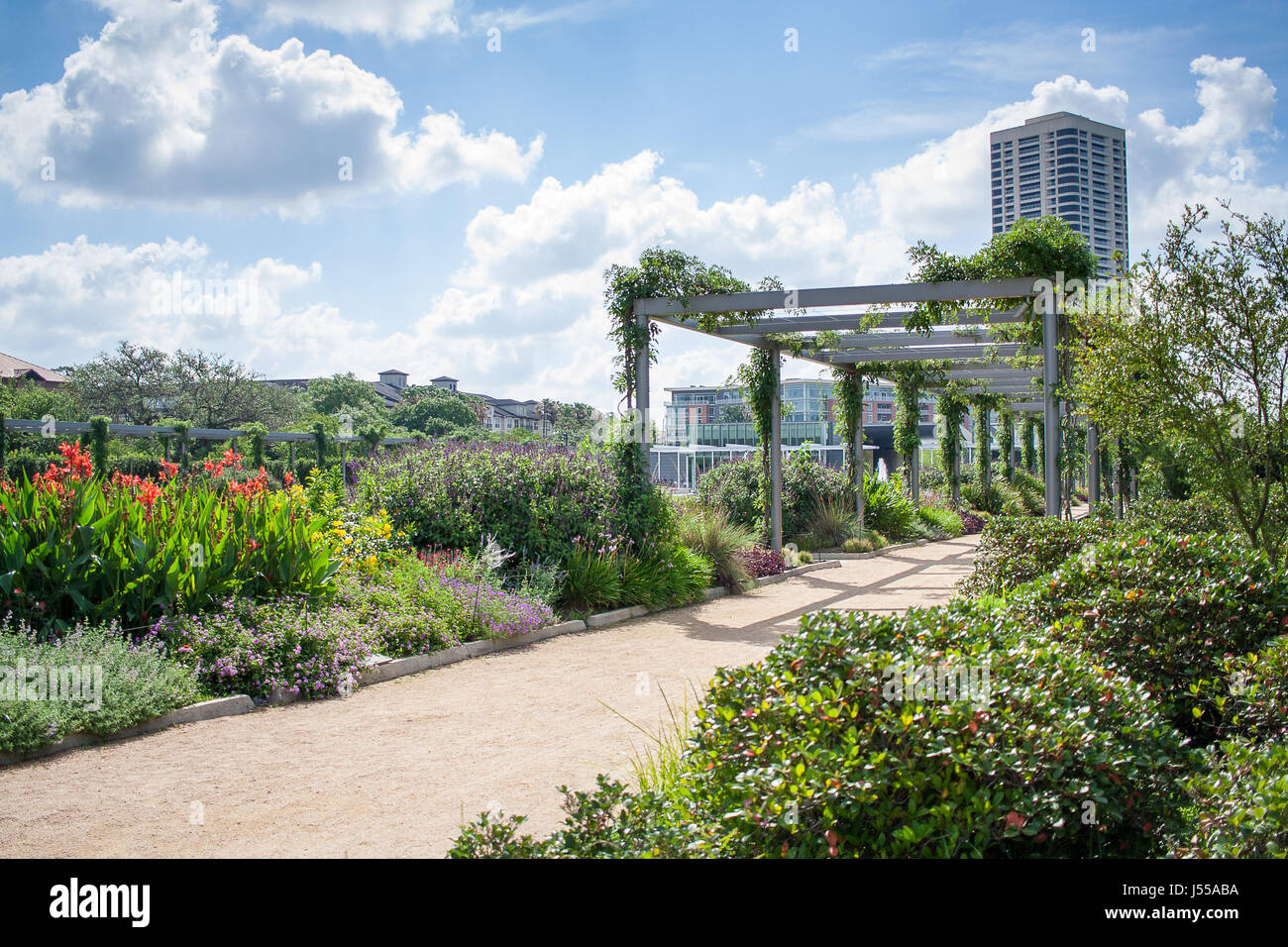 Maggio 2017, Houston, Texas: l'ingresso alla Pergola a piedi al McGovern Centennial Gardens di Hermann Park Foto Stock