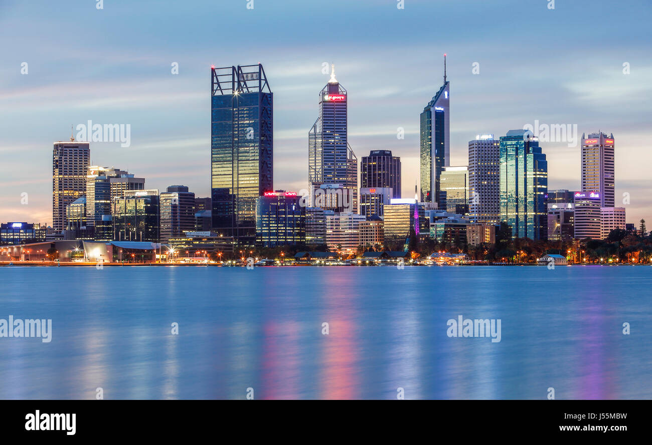 La città di Perth Da Mende Street Jetty, South Perth, Western Australia. Foto Stock