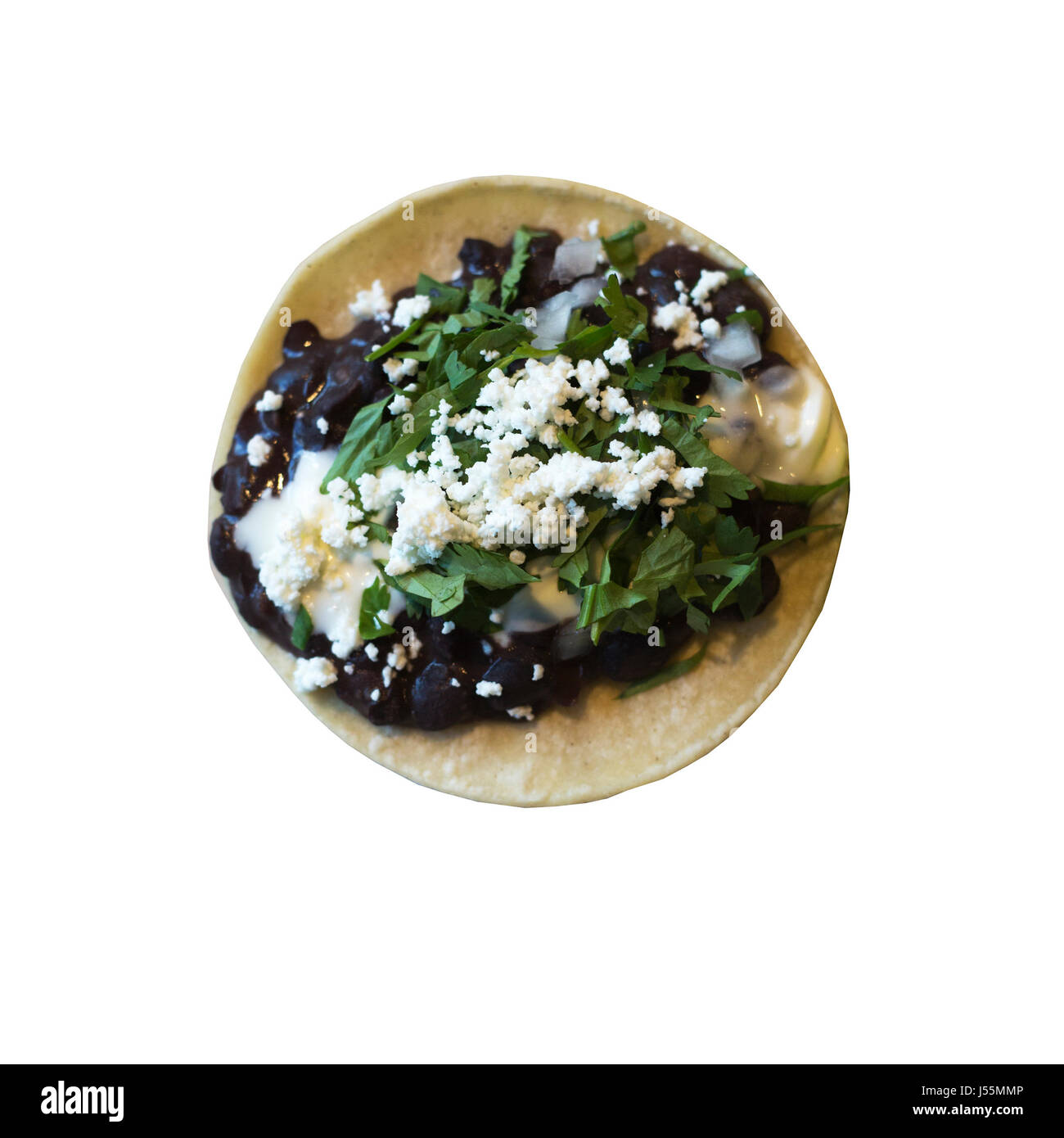 Taco con queso fresco, coriandolo, fagioli fritti e crema al ristorante taqueria lingue native Foto Stock