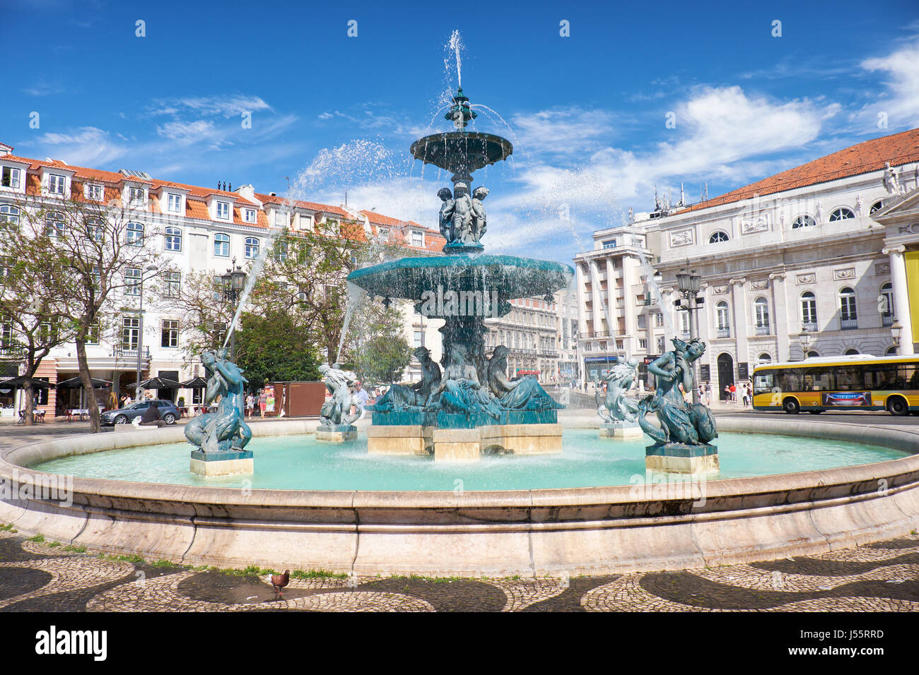 Lisbona, Portogallo - 25 giugno 2016: in stile barocco fontana in bronzo con quattro statue di Mermaid su piazza Rossio con il Teatro Nazionale D. Maria II o Foto Stock