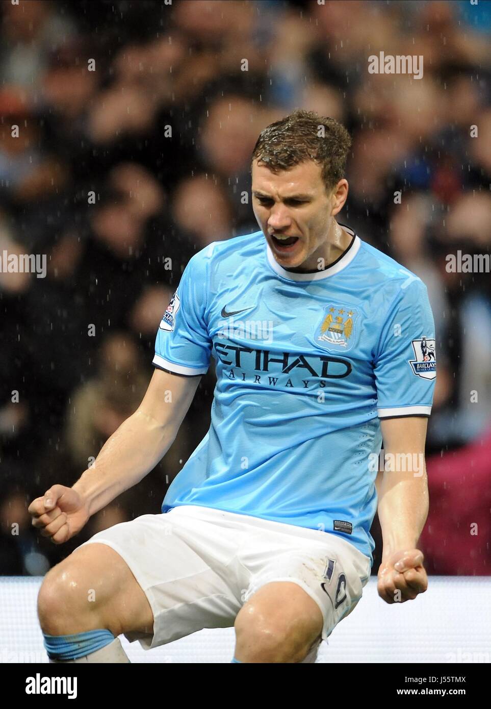 EDIN DZEKO punteggi Manchester City V Aston Villa Etihad Stadium Manchester Inghilterra 07 Maggio 2014 Foto Stock