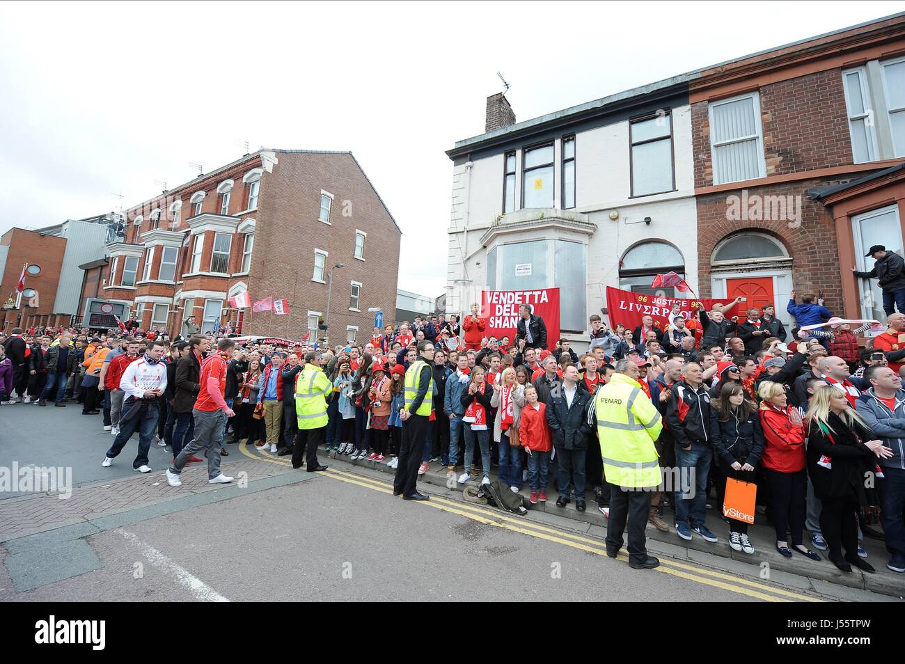 Tifosi del LIVERPOOL IN ATTESA DI LIV Liverpool FC V NEWCASTLE UNITE ANFIELD LIVERPOOL ENGLAND 11 Maggio 2014 Foto Stock