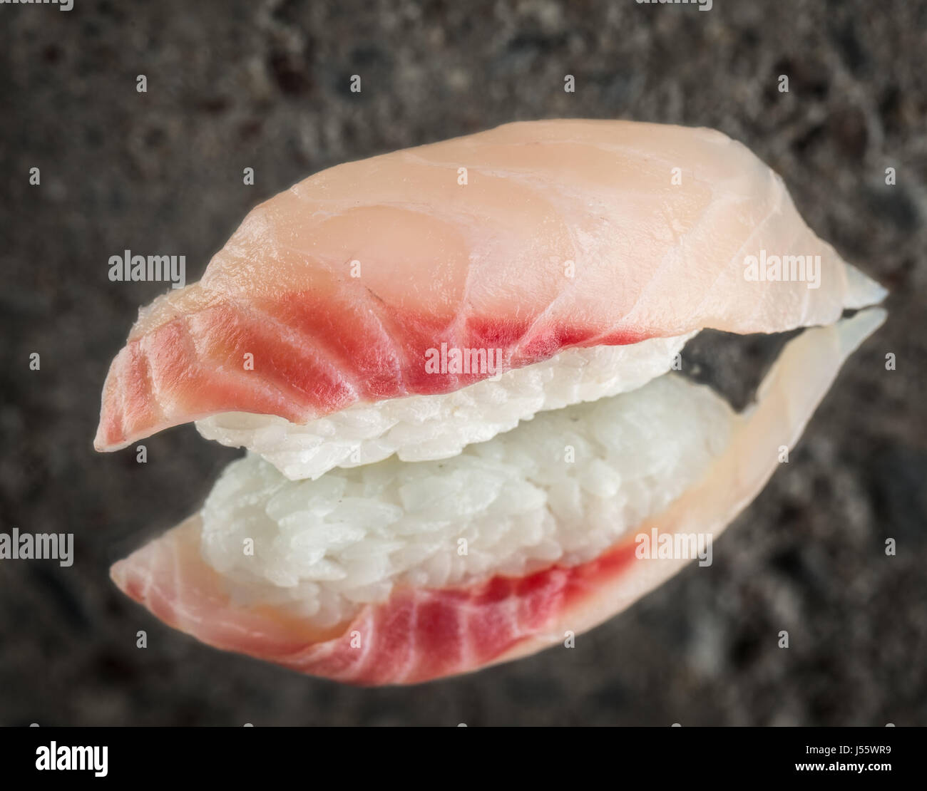 Il nigiri sushi con spigola Foto Stock