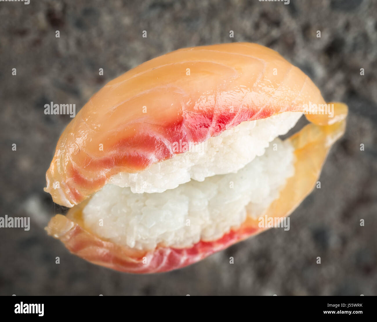 Il nigiri sushi con spigola marinata Foto Stock