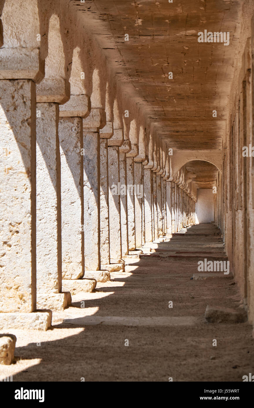 SESIMBRA, Portogallo - 27 giugno 2016: Monastero santuario di celle con i pellegrini di Nossa Senhora do Cabo chiesa vicino a Cape Espichel in Sesimbra, P Foto Stock