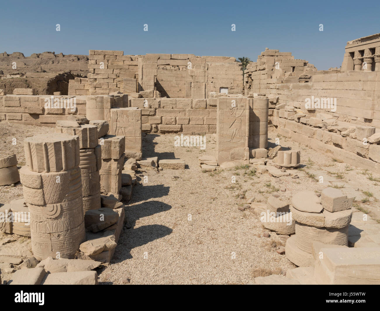 Vista attraverso il sanatorio nel cortile esterno al tempio di Denderah, nei pressi di Qena, Egitto Foto Stock