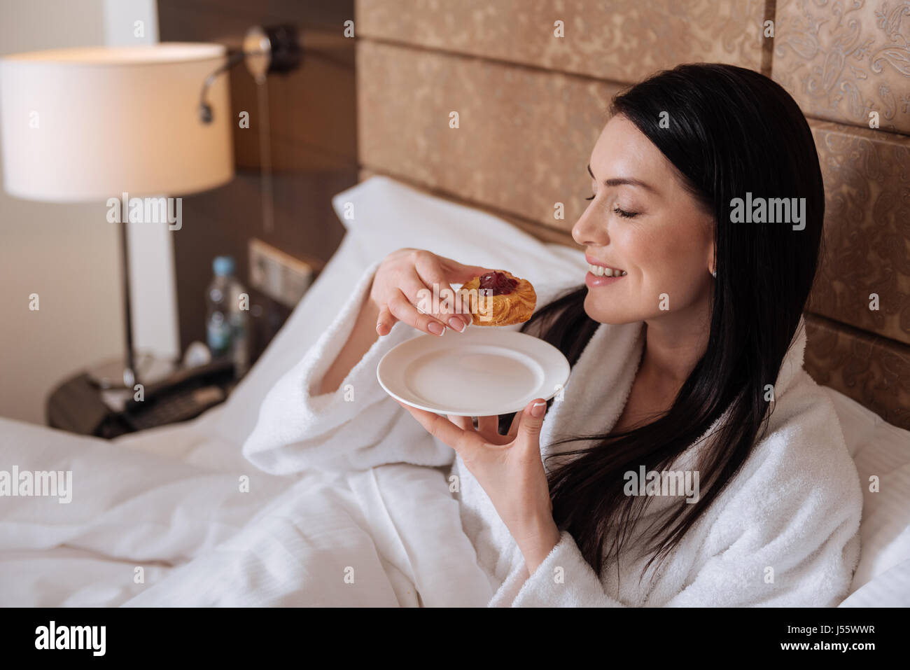 Attraente donna allegra tenendo una torta Foto Stock