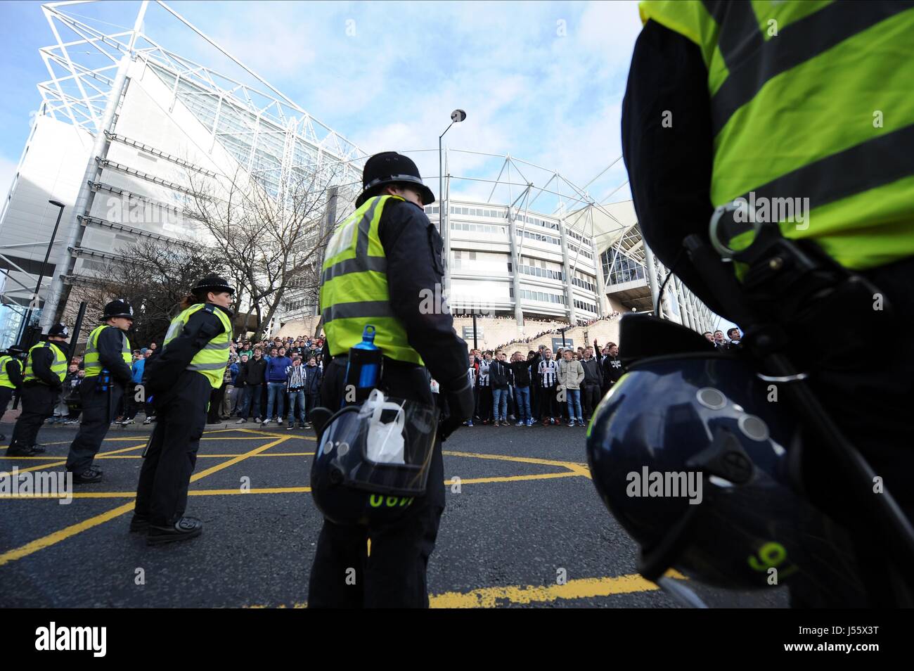 Linea di polizia al di fuori di ST JAMES P NEWCASTLE FC V SUNDERLAND FC St James Park Newcastle Inghilterra 01 Febbraio 2014 Foto Stock