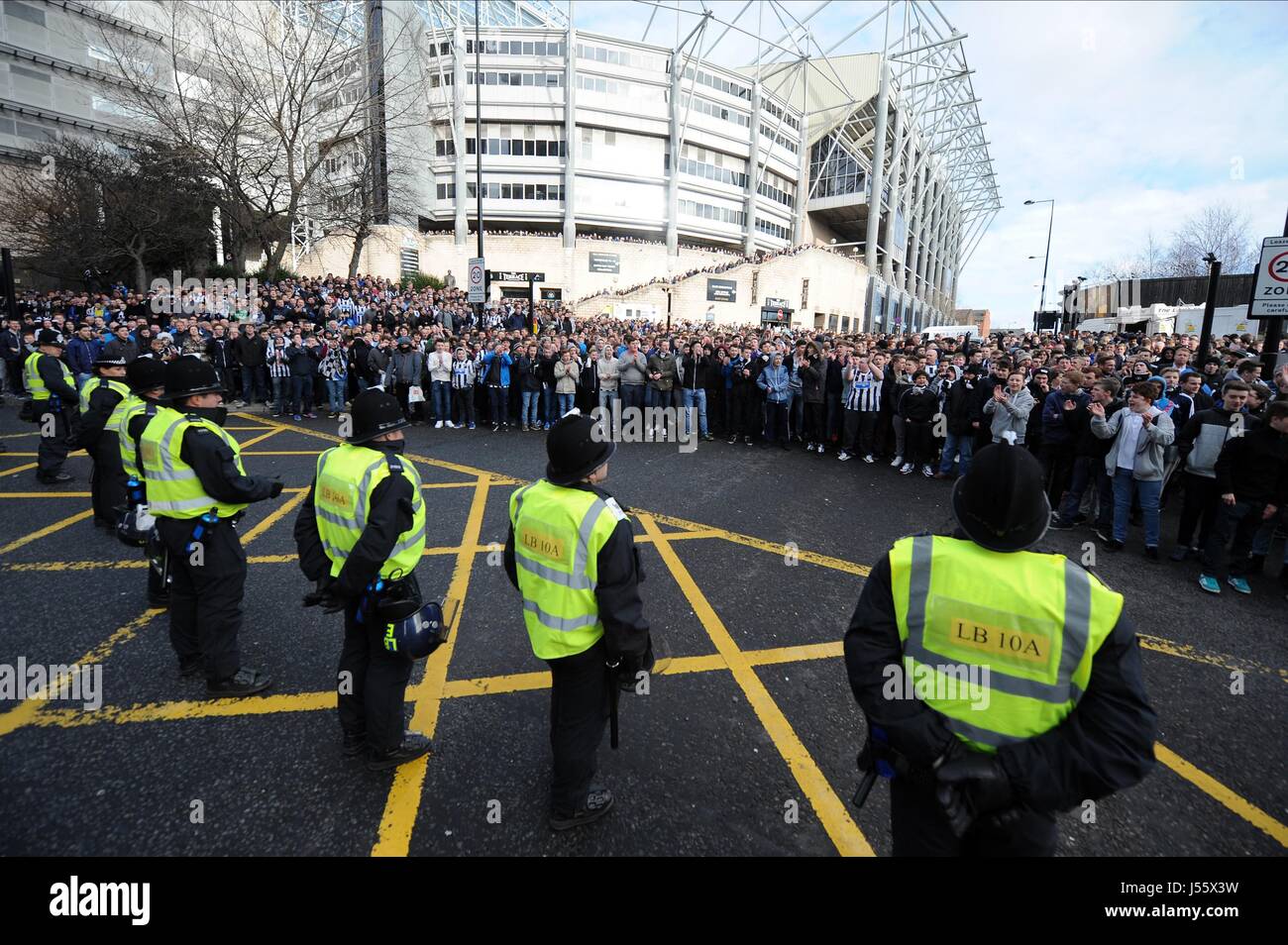 Linea di polizia al di fuori di ST JAMES P NEWCASTLE FC V SUNDERLAND FC St James Park Newcastle Inghilterra 01 Febbraio 2014 Foto Stock