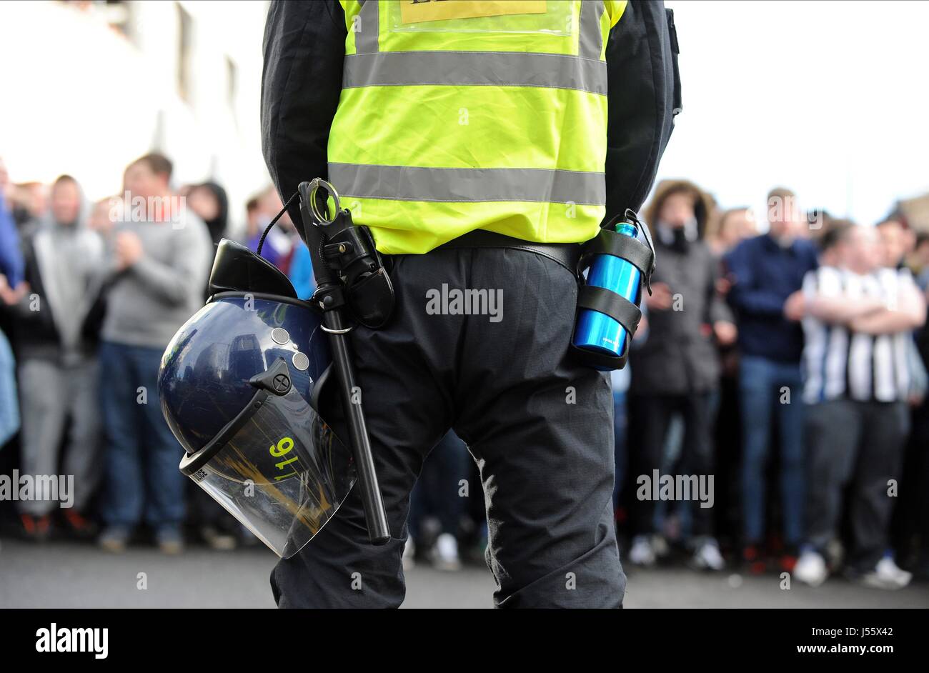 La polizia antisommossa con ingranaggio FC NEWCASTLE V SUNDERLAND FC St James Park Newcastle Inghilterra 01 Febbraio 2014 Foto Stock