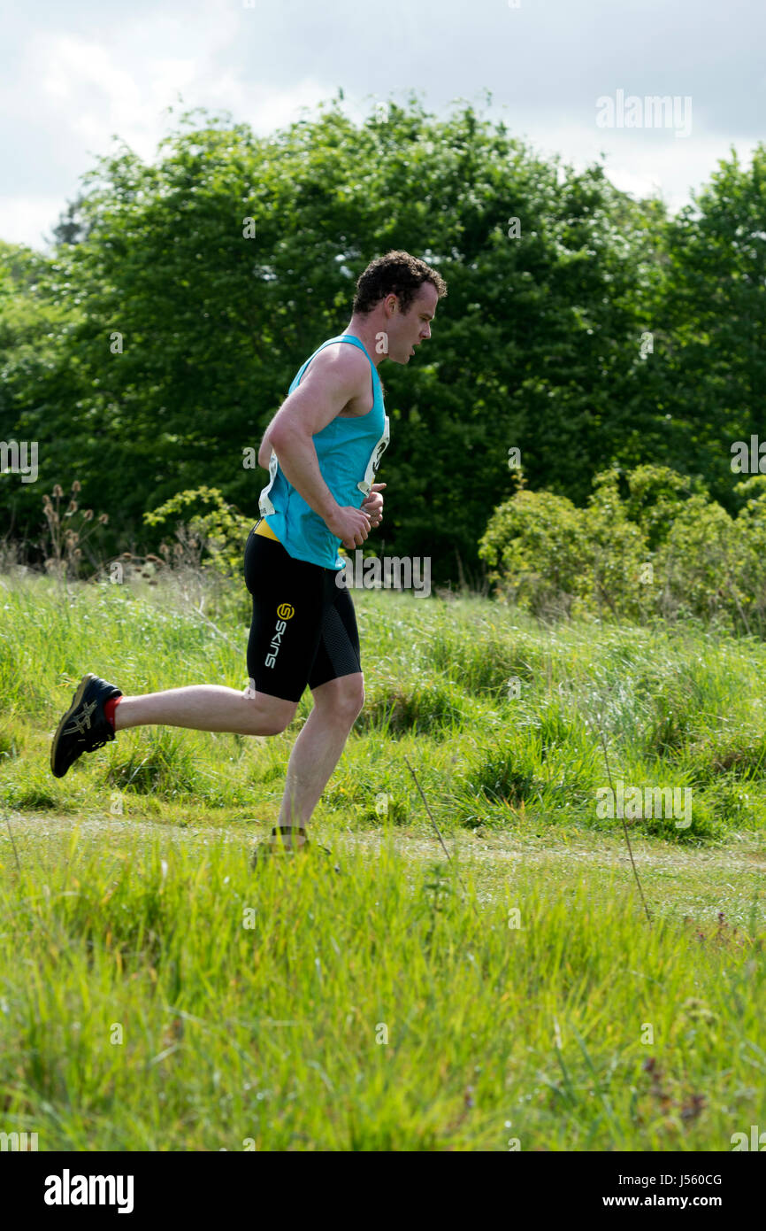 Uomo in esecuzione in Stratford Triathlon, Stratford-upon-Avon, Regno Unito Foto Stock