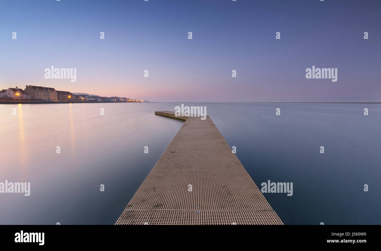 Una lunga esposizione di west kirby Marina all'alba Foto Stock